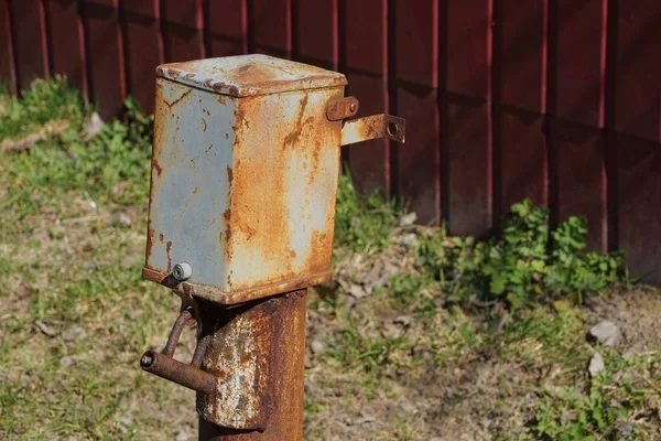 Vecchia Scatola Metallo Arrugginito Marrone Grigio Elettricità Palo Fuori Dalla — Foto Stock