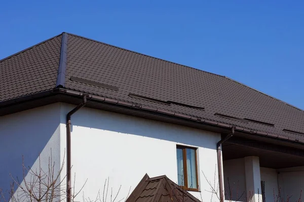 Weißer Dachboden Hause Mit Fenster Und Braunem Ziegeldach Vor Blauem — Stockfoto