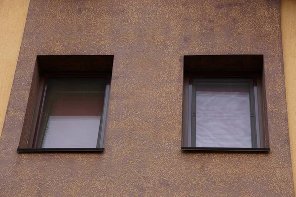 Duas Novas Janelas Parede Concreto Marrom Edifício — Fotografia de Stock