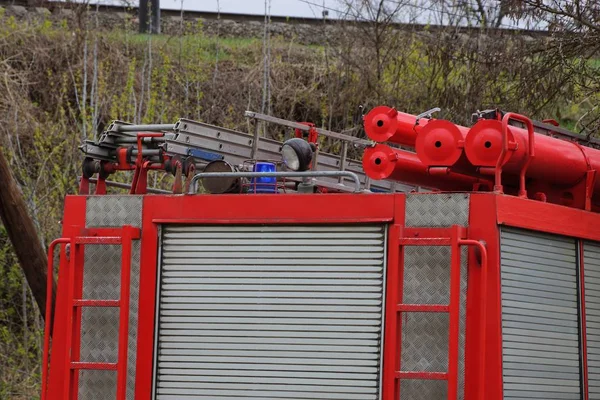 通りの赤い灰色の消防車の後ろ — ストック写真