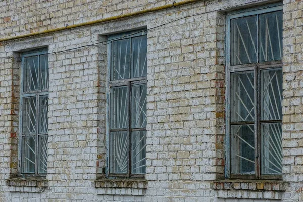 Trois Vieilles Fenêtres Derrière Une Grille Fer Sur Mur Briques — Photo