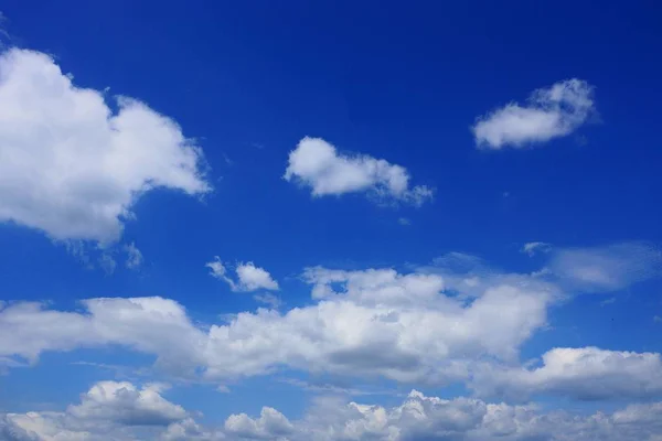 阳光灿烂的日子 蓝天上的白云 — 图库照片
