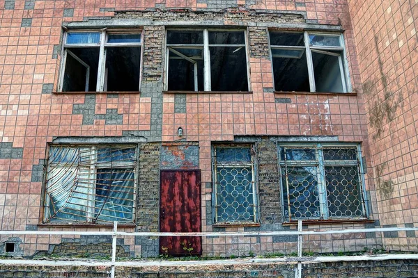Janelas Partidas Uma Porta Enferrujada Fachada Edifício Abandonado — Fotografia de Stock