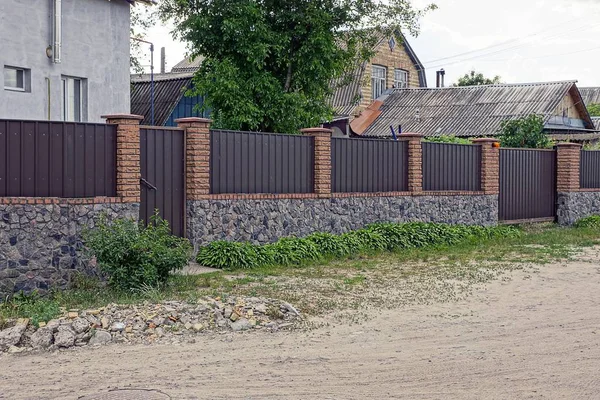 Каменный Забор Железные Коричневые Ворота Сельской Улице — стоковое фото