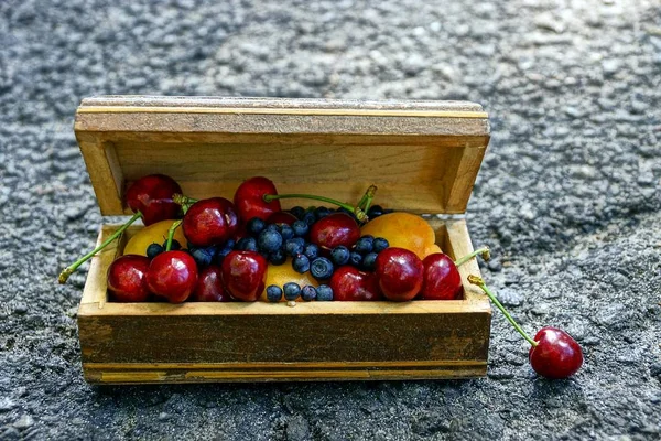 Fruits Mûrs Dans Cercueil Bois Sur Asphalte Gris — Photo