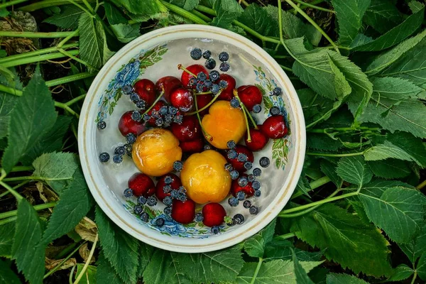 Frukter Och Bär Tallrik Gröna Blad — Stockfoto