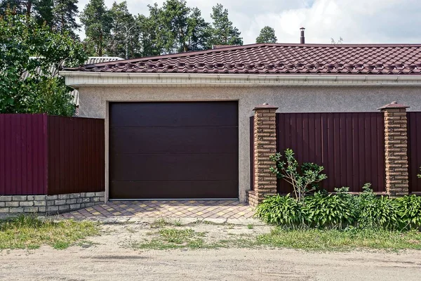 Puerta Marrón Garaje Privado Una Cerca Hierro Cerca Carretera — Foto de Stock