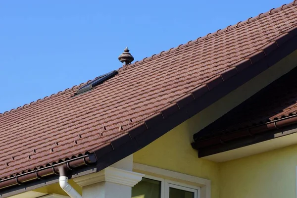 Het Dak Onder Bruine Tegel Achtergrond Van Het Blauwe Huis — Stockfoto