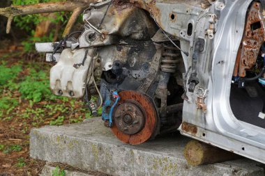 fren ayakkabısı ve buruşuk kanadı olan eski bir sökülmüş arabanın bir parçası