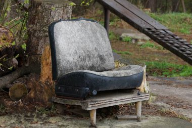 eski bir gri ve kirli araba koltuğu dışında duruyor