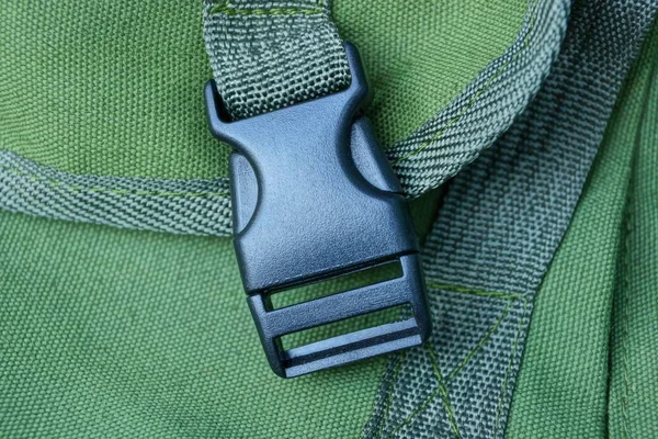 Carabina Plastica Nera Con Imbracatura Sulla Materia Verde Dello Zaino — Foto Stock