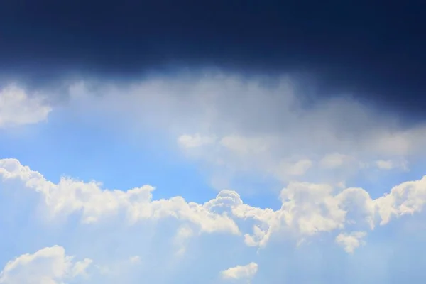 Schwarz Graue Wolken Strahlend Blauen Himmel — Stockfoto