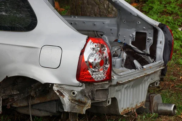 灰色の車の赤いガラスが壊れた後部ライト — ストック写真