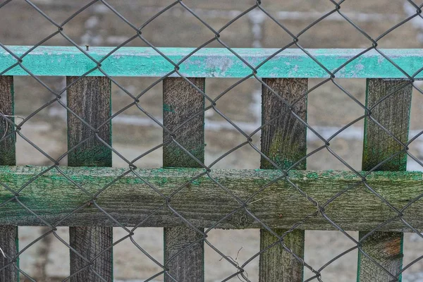 通りの鉄のメッシュと木製のフェンス — ストック写真