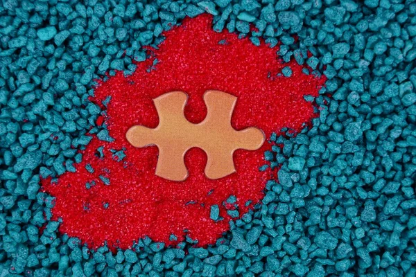 Großes Orangefarbenes Puzzle Auf Rotem Sand Und Blauen Steinen — Stockfoto