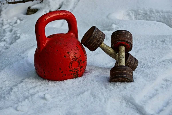 古い重みと雪の街でダンベル — ストック写真