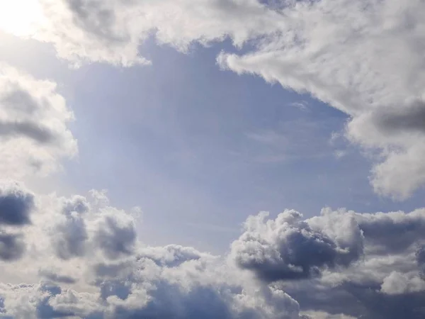 Viele Weiße Wolken Blauen Himmel — Stockfoto