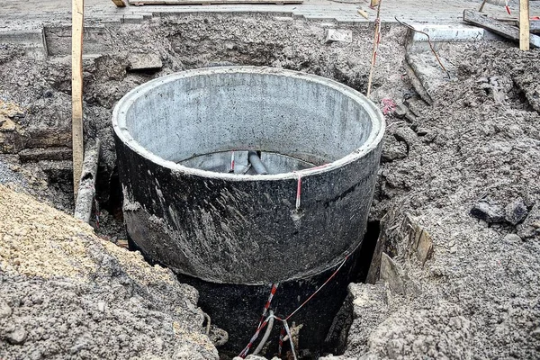 Repair work and concrete circles for the well in the pit