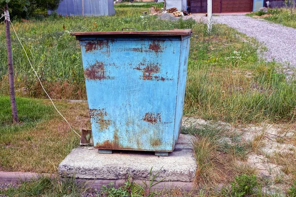 eski demir çöp çim açık havada olabilir