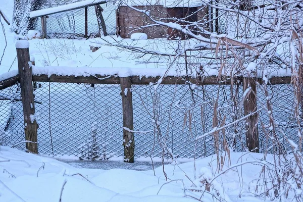 Parte Della Recinzione Una Pila Ferro Sotto Neve Vicino Giardino — Foto Stock