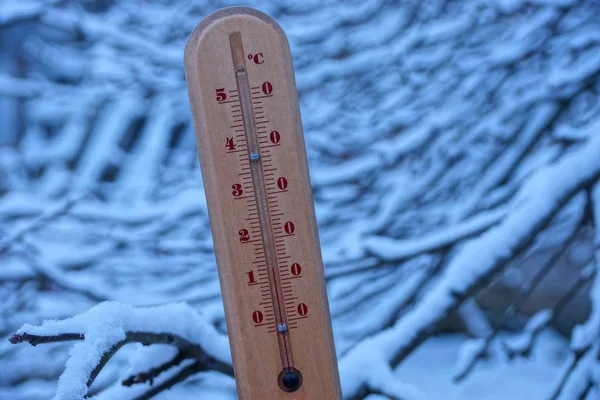 Drewniany Termometr Białym Śniegu Ulicy — Zdjęcie stockowe