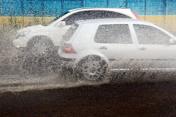 Carros Brancos Dirigem Através Poças Chuva — Fotografia de Stock