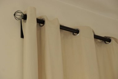 duvarda odada siyah bir boru üzerinde maddenin gri perdelerparçası