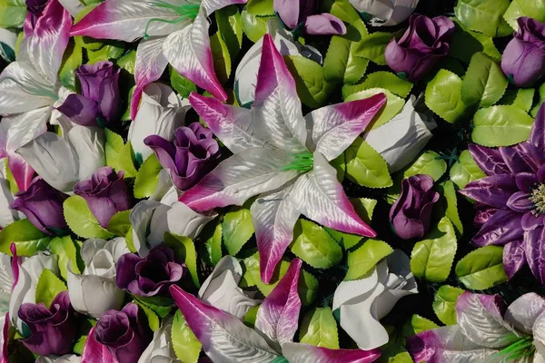 Texture Colorée Fleurs Feuilles Artificielles Dans Une Couronne — Photo