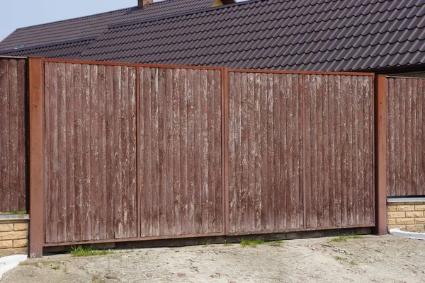 Bruine Poort Van Houten Planken Een Deel Van Het Hek — Stockfoto