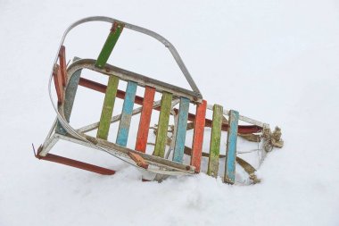 doğada kar bir kar akıntısı içinde eski renkli kızaklar