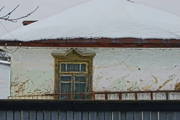 Fachada Uma Casa Rural Com Uma Janela Neve Telhado Por — Fotografia de Stock