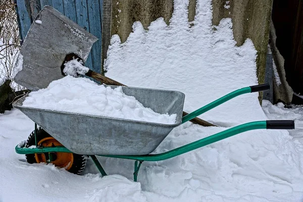 Una Carriola Ferro Con Neve Una Pala Cumulo Neve — Foto Stock