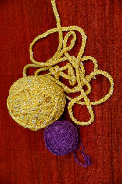 보드에 뜨개질을위한 뜨개질 — 스톡 사진