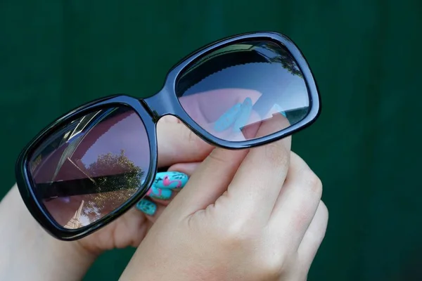 Gafas Transparentes Marrones Las Manos Una Chica Sobre Fondo Verde —  Fotos de Stock