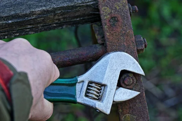 Skiftnyckel Hand Och Rostig Mutter — Stockfoto