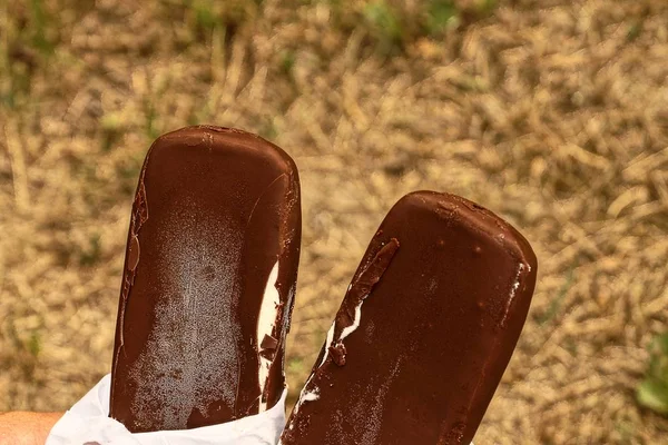 Dois Sorvetes Chocolate Fundo Marrom Mão — Fotografia de Stock