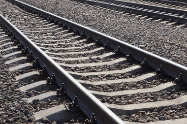 raylar ve raylar gri taşlar ve demiryolu üzerinde moloz uyuyanlar