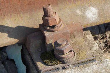 demiryolu üzerinde kahverengi çelik raylar ve paslı cıvata ve somun parçası