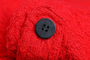 giysiler üzerinde kırmızı yün kumaş kollu siyah düğme