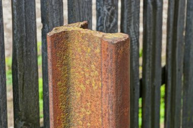 paslı çelik eski demiryolu çit yakınındaki sokakta duruyor