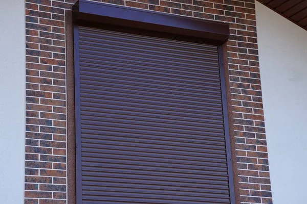 Brown Stängd Rollt Fönstret Väggen Tegelvägg — Stockfoto