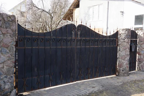Черные Грязные Металлические Ворота Кованым Рисунком Улице — стоковое фото