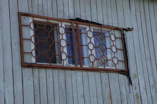 Старе Вікно Іржавою Коричневою Решіткою Дерев Яній Сірій Стіні Дощок — стокове фото