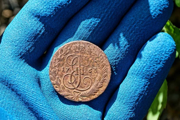 Одна Велика Стара Мідна Монета Лежить Долоні Синій Рукавичці — стокове фото