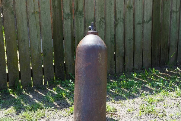 Brown Old Metal Gascylinder Grävde Marken Det Gröna Gräset Nära — Stockfoto