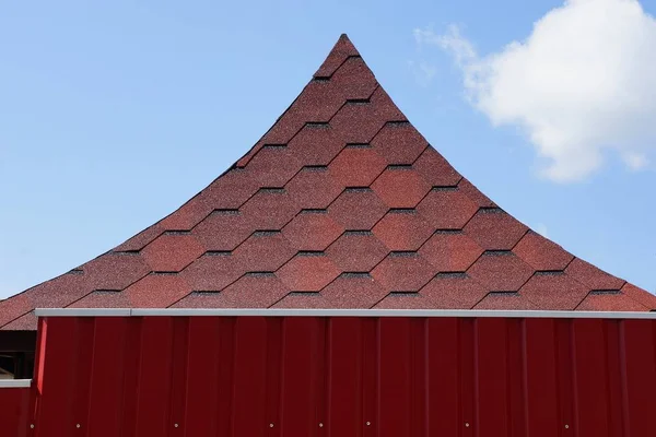 Cenador Techo Puntiagudo Azulejos Rojos Detrás Una Valla Metal Contra — Foto de Stock