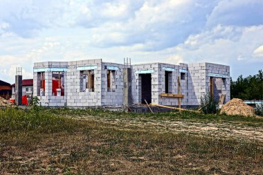 Bitmemiş tuğla yüksek fırın yeşil alan