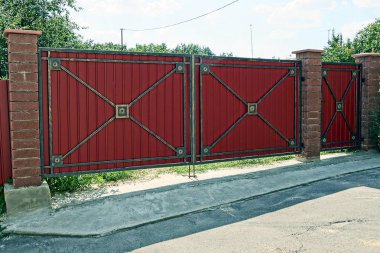 Yol yakınındaki sokakta demir kırmızı kapalı kapılar