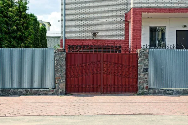 红色关闭的大门和私人门面前的铁栅栏 — 图库照片