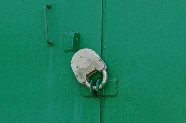 ญแจส เทาบนประต โรงรถโลหะส ยวป — ภาพถ่ายสต็อก
